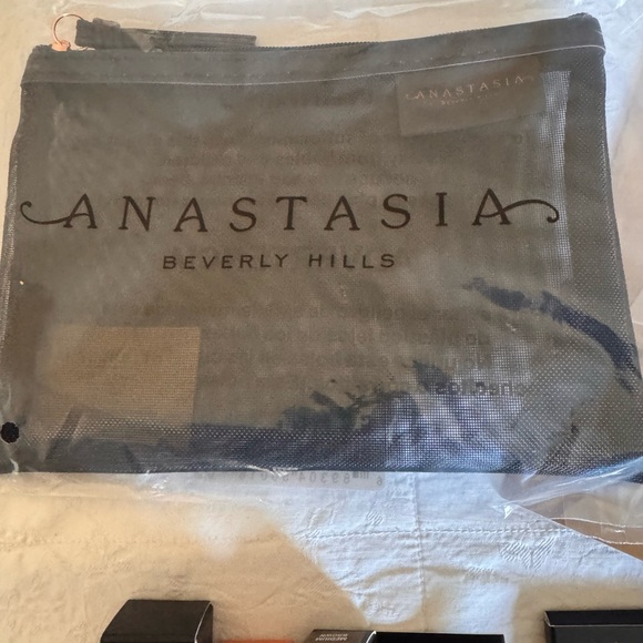 Anastasia Beverly Hills Brow and Lip Collection - Picture 9 of 9